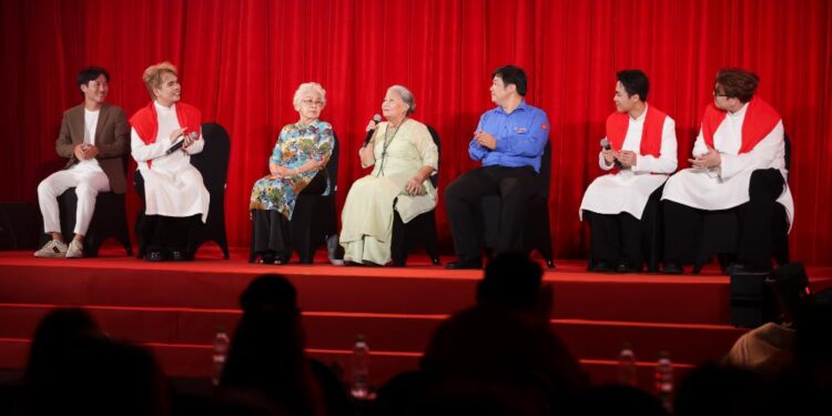 Album đầu tay và hai ca khúc “Nhà Tôi Có Treo Một Lá Cờ”,  “Mùa Gió Thổi Trên Mái Nhà” đánh dấu bước ngoặt mới trong hành trình nghệ thuật của DTAP