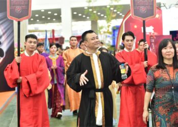 Nghệ Sĩ Tự Long đại diện bộ phim điện ảnh “Hộ Linh Tráng Sĩ – Bí Ẩn Mộ Vua Đinh” dẫn đầu đoàn diễu hành cổ phục trong khai mạc triển lãm 80 năm hành trình Độc Lập – Tự Do – Hạnh Phúc