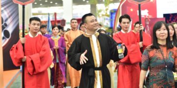 Nghệ Sĩ Tự Long đại diện bộ phim điện ảnh “Hộ Linh Tráng Sĩ – Bí Ẩn Mộ Vua Đinh” dẫn đầu đoàn diễu hành cổ phục trong khai mạc triển lãm 80 năm hành trình Độc Lập – Tự Do – Hạnh Phúc