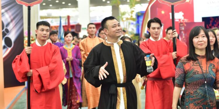 Nghệ Sĩ Tự Long đại diện bộ phim điện ảnh “Hộ Linh Tráng Sĩ – Bí Ẩn Mộ Vua Đinh” dẫn đầu đoàn diễu hành cổ phục trong khai mạc triển lãm 80 năm hành trình Độc Lập – Tự Do – Hạnh Phúc