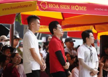 Huỳnh Lập và MC Dương Hồng Phúc hỗ trợ tiền khám chữa bệnh cho các hoàn cảnh khó khăn