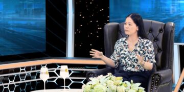 Đạo diễn Nguyễn Thị Thắm khuyên người trẻ hãy cầm máy và quay với tất cả đam mê