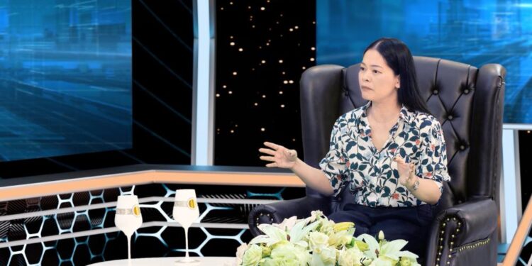 Đạo diễn Nguyễn Thị Thắm khuyên người trẻ hãy cầm máy và quay với tất cả đam mê