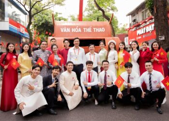 Năng suất như Trang Pháp, vừa góp mặt trong khối nghệ sĩ diều hành A80 vừa phát hành mini album về đề tài đất nước