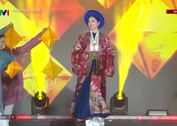 Hoa hậu Tiểu Vy trình diễn Việt phục tại Cầu truyền hình chính luận nghệ thuật “Dưới cờ Vinh Quang”