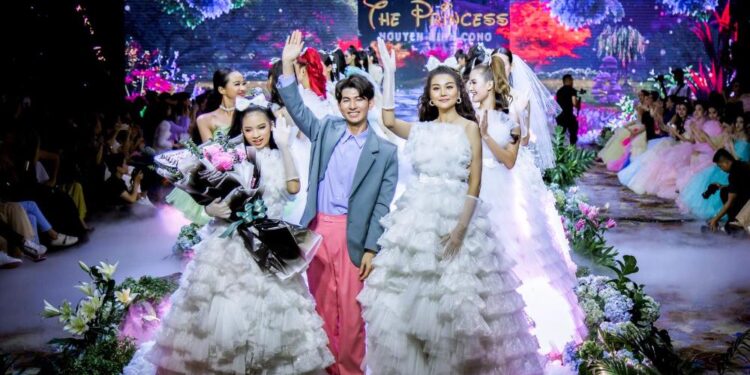 Hành trình 10 năm làm thời trang được tái hiện trong triển lãm “Miệt Cù Lao” của Nguyễn Minh Công