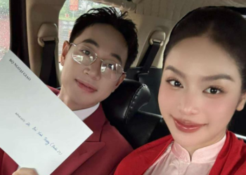 Hoa hậu Thanh Thuỷ diện áo dài, đeo huy hiệu “Thanh niên tiên tiến làm theo lời Bác” tại tiệc chiêu đãi trọng thể Kỷ niệm 80 năm Quốc khánh 2/9