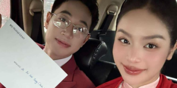 Hoa hậu Thanh Thuỷ diện áo dài, đeo huy hiệu “Thanh niên tiên tiến làm theo lời Bác” tại tiệc chiêu đãi trọng thể Kỷ niệm 80 năm Quốc khánh 2/9