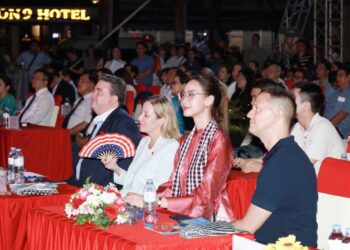 Hoa hậu Lê Nguyễn Bảo Ngọc thanh lịch trong tà áo dài đỏ tại sự kiện kỷ niệm 30 năm quan hệ Việt Mỹ