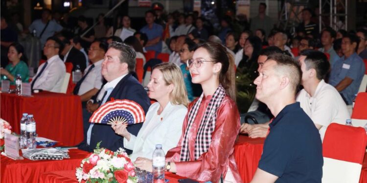 Hoa hậu Lê Nguyễn Bảo Ngọc thanh lịch trong tà áo dài đỏ tại sự kiện kỷ niệm 30 năm quan hệ Việt Mỹ