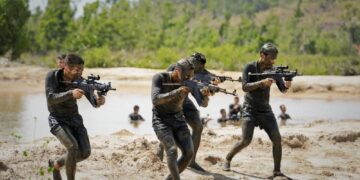 Tiến Luật hoảng hốt vì bị tấn công bằng miểng chai trong Tập 9 Chiến sĩ quả cảm