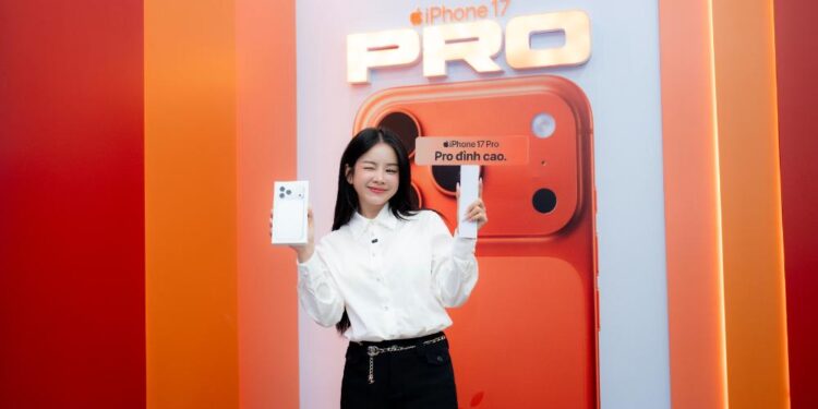 MC Sam, DJ Mie cùng dàn sao Việt ‘đập hộp’ iPhone 17 Pro Max sớm nhất Việt Nam