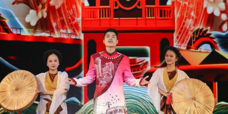 Tình Bolero bùng nổ sắc màu qua giai điệu hát Xẩm, Múa Chén và Hò Lý của Hái Gia Liu