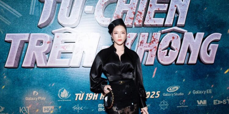 Lý Nhã Kỳ nổi bật trên thảm đỏ phim “Tử chiến trên không”, thân thiết bên đàn em Kaity Nguyễn