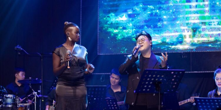 Host Thảo Trần đem đến những bản mashup Tình lần đầu tiên có mặt