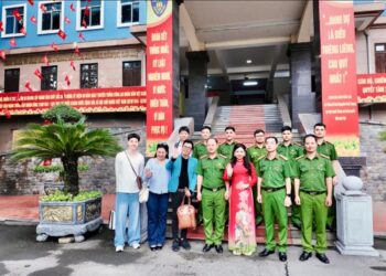 Nữ doanh nhân Anna Yến Phượng thăm hỏi thân tình tại Trung Đoàn Cảnh sát 