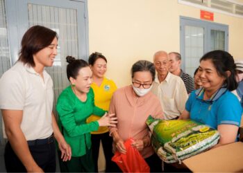 Gia đình Việt Hương – Hoài Phương trao 250 phần quà vu lan đến bà con Phường Hiệp Bình – TP.HCM   