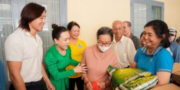 Gia đình Việt Hương – Hoài Phương trao 250 phần quà vu lan đến bà con Phường Hiệp Bình – TP.HCM   