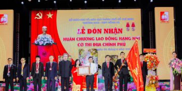Trường THCS-THPT Hồng Hà ghi dấu ấn với hai Huân Chương Lao Động Hạng Nhì ngay trong ngày đầu năm học