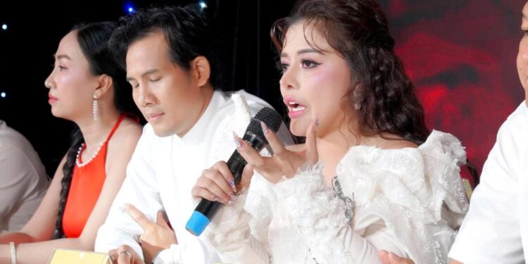 Đông đảo nghệ sĩ đến chúc mừng Hồng Quyên ra mắt vở nhạc kịch “Mộng phù hoa”