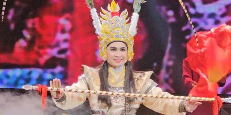 Bình Tinh hạnh phúc khi con trai Ngọc Cương lần đầu biểu diễn tuồng cổ