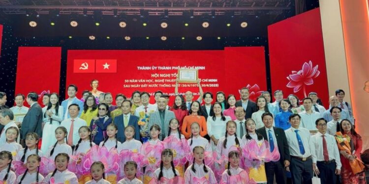 Đan Trường “chơi lớn”: Mang cả live concert “Dấu ấn thanh xuân” trực tiếp vào rạp chiếu phim cho khán giả tỉnh xa