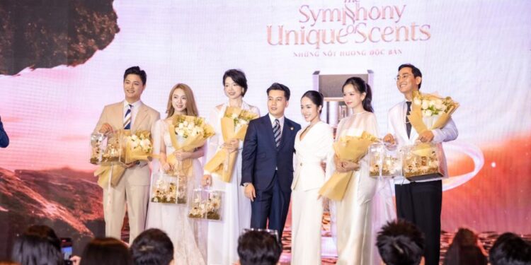 Hứa Vĩ Văn gây “bão” trên thảm đỏ, tự hào chia sẻ về hương thơm và tinh thần thương hiệu Việt