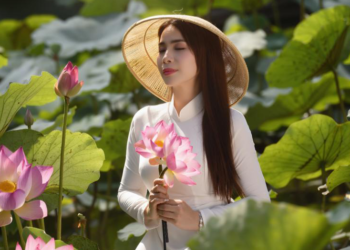  Lý Hương hóa  nàng tiên áo trắng bên hồ sen qua ống kính Thái Nhàn