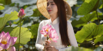  Lý Hương hóa  nàng tiên áo trắng bên hồ sen qua ống kính Thái Nhàn