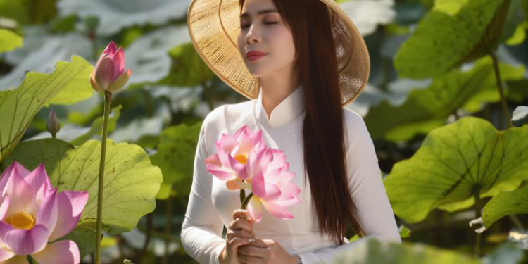  Lý Hương hóa  nàng tiên áo trắng bên hồ sen qua ống kính Thái Nhàn