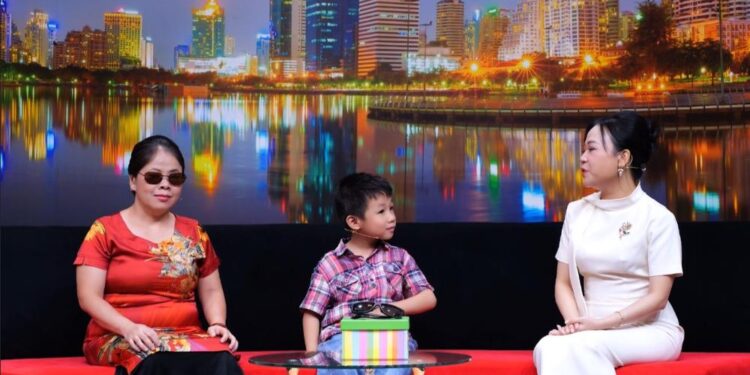 Bé Gia Bảo và ước mơ khiến triệu trái tim thắt lại: “Con chỉ mong ba mẹ sáng mắt để thấy con mỗi ngày”