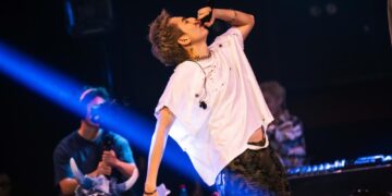 OSAD diễn live 10 bài trong buổi ra mắt album đầu tay, kết hợp cùng onionn. và em xinh Mỹ Mỹ 