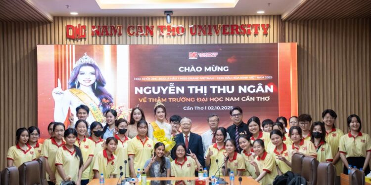 Á hậu Thu Ngân trở về Trường Đại học Nam Cần Thơ sau khi đăng quang