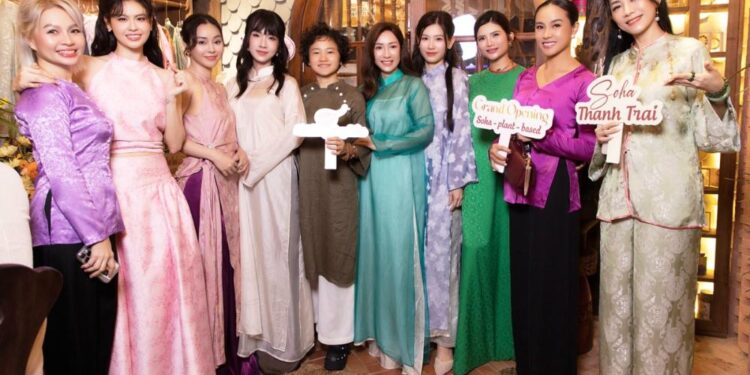 Trương Quỳnh Anh trở thành bà chủ quán chay