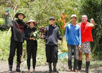 “Sóng gió” tại nhà chung Hàng Xóm Mới, “ấm lòng” trước khoảnh khắc của tình làng nghĩa xóm