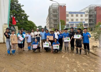 Thạc sĩ Phạm Kim Dung cùng dàn Hoa – Á hậu, Nam vương dọn dẹp bùn đất, quyên góp hơn 300 triệu đồng cho bà con vùng bão lũ Thái Nguyên