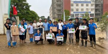 Thạc sĩ Phạm Kim Dung cùng dàn Hoa – Á hậu, Nam vương dọn dẹp bùn đất, quyên góp hơn 300 triệu đồng cho bà con vùng bão lũ Thái Nguyên