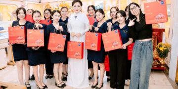 Một ngày, ba sự kiện – Hoa hậu Hoàng Thanh Nga giữ phong độ đỉnh cao với bộ áo dài trắng