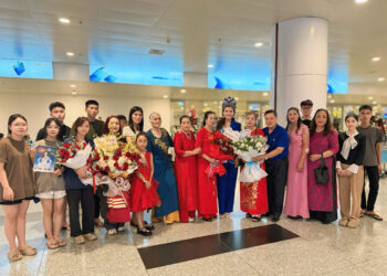 Trong vòng tay yêu thương của người hâm mộ, Hoa hậu Mạc Minh rạng rỡ trở về quê hương