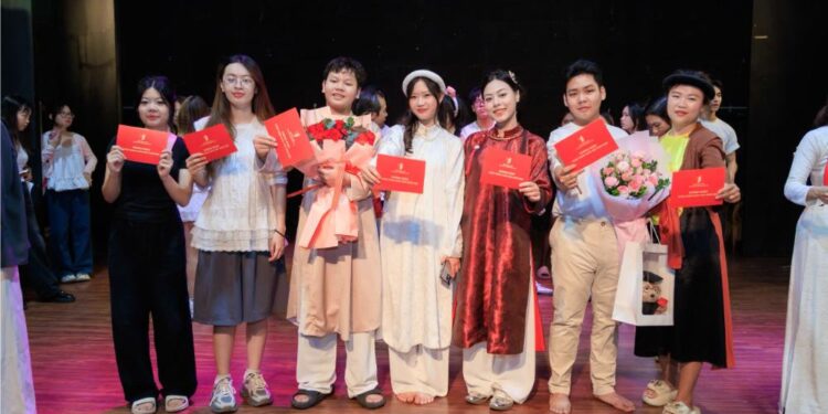 Diễn viên nhí Phùng Hiếu Nghĩa xuất sắc nhận Bằng tốt nghiệp lớp Diễn viên Kịch- Điện ảnh & Truyền hình K4.2025