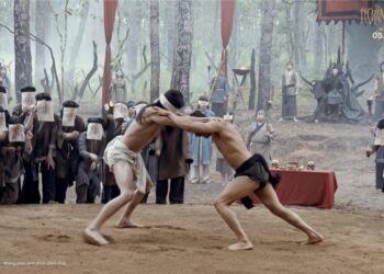 Lương Thế Thành đóng khố, đấu vật cùng diễn viên Duy Luân trong đại cảnh quan trọng của phim Hoàng Tử