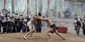 Lương Thế Thành đóng khố, đấu vật cùng diễn viên Duy Luân trong đại cảnh quan trọng của phim Hoàng Tử