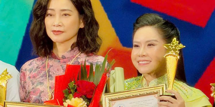 Bình Tinh đoạt chiếc Huy chương vàng thứ 6 cho sự nghiệp diễn xuất của mình