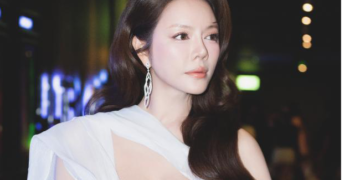 Lý Nhã Kỳ gây “chấn động” thảm đỏ Văn Mai Hương, hài hước hỏi MC: “Mời chị đóng vai mẹ hả em?”.