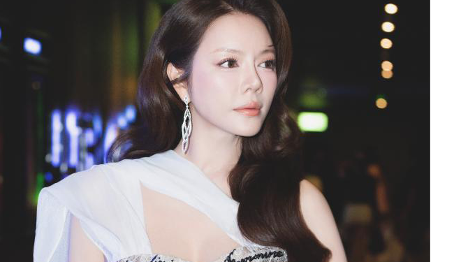 Lý Nhã Kỳ gây “chấn động” thảm đỏ Văn Mai Hương, hài hước hỏi MC: “Mời chị đóng vai mẹ hả em?”.