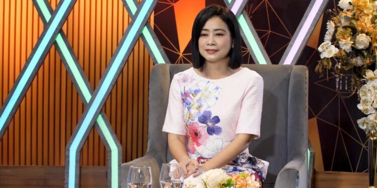 Nữ diễn viên 54 tuổi từng bị mẹ cấm theo cải lương vì sợ con gái khổ