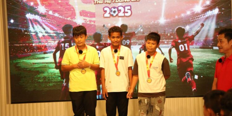 Minh Thuận “vượt mặt” 9 đối thủ nặng kí, xuất sắc đạt danh hiệu cao nhất của Cầu thủ nhí 2025