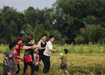 Ấm áp khoảnh khắc Chi Pu – Hương Giang cùng dàn cast tất bật chuẩn bị bữa tối cho cả nhà