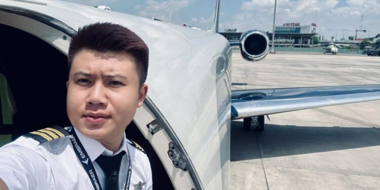 Khám phá nghề lái máy bay cho người “siêu VIP” qua lời kể của chàng phi công điển trai Khanh Michael