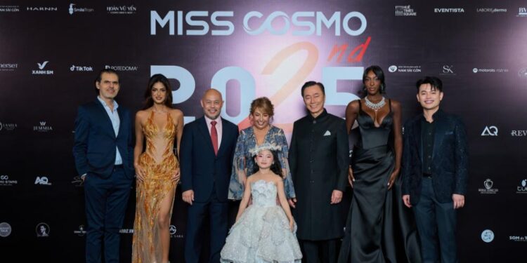 Á quân Cosmo Kid’s Star 2025 Lê Ngọc Như Ý được dàn Hoa hậu Quốc tế và Ban Giám khảo yêu mến tại Miss Cosmo 2025
